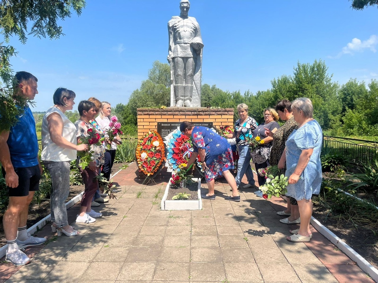 Памятный митинг с возложением цветов (МКОУ &amp;quot;Ольговская СОШ&amp;quot;)..