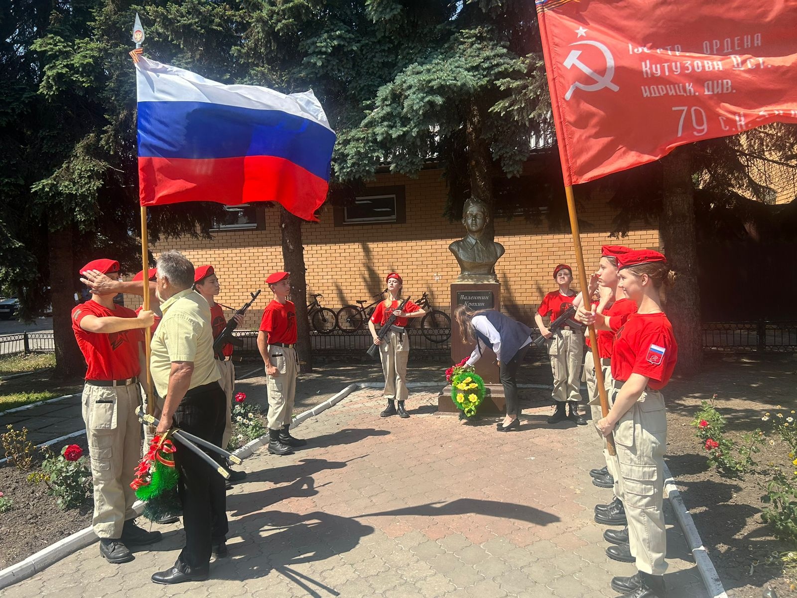 Памятный митинг с возложением цветов (МКОУ &amp;quot;КСОШ №1 им. В.Крохина&amp;quot;)..