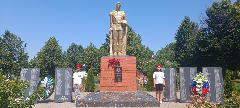 Памятный митинг с возложением цветов (МКОУ &amp;quot;Любимовская СОШ&amp;quot;)..