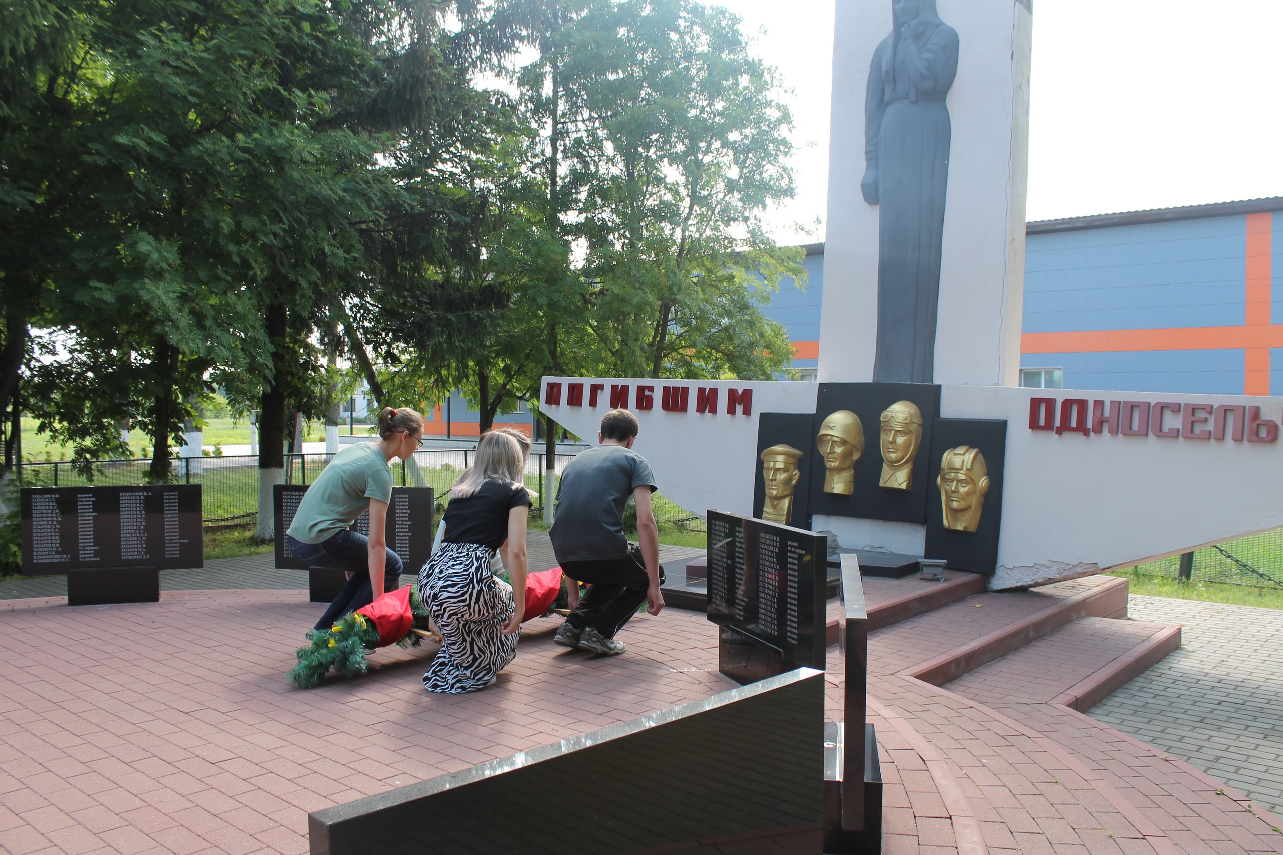 Памятный митинг с возложением цветов (МКОУ &amp;quot;Толпинская СОШ&amp;quot;)..